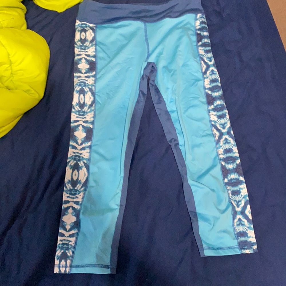 I’m selling size M leggings